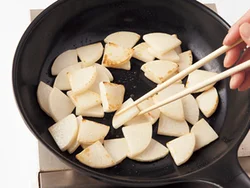 大根に焼き色がつくまで焼きつけると、こうばしさと甘みが増し、全体のうまみがアップする。