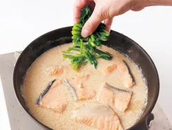 豆乳は煮立てると分離するので、弱めの中火で温まるくらいまで煮て、ほうれん草を加える。