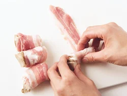 豚肉は両端からエリンギが少し出るくらいに巻きつけ、最後は手で握って押さえ、なじませる。