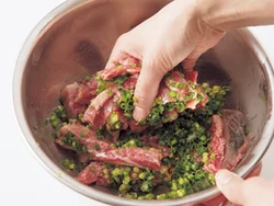 肉に万能ねぎたっぷりのたれをもみ込んで約10分おくと、味がよくなじみ、肉の臭みが抑えられる。