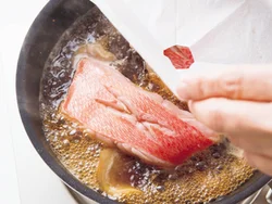 金目鯛はしょうが入りの煮汁で煮れば、熱湯をかけて霜ふりしなくてもOK