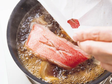 金目鯛はしょうが入りの煮汁で煮れば、熱湯をかけて霜ふりしなくてもOK