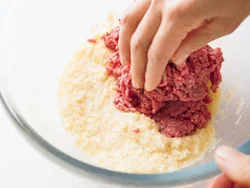 ハンバーグだねはひき肉以外を先に混ぜておけば、全体によく混ざる