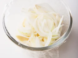 じゃがいもと玉ねぎはレンジ加熱でやわらかくする