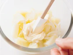 熱いうちにマヨネーズの1/3量を混ぜることで、味がしっかりつく