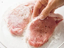 肉に粉をまぶしてから焼くと、簡単にやわらかく仕上がる