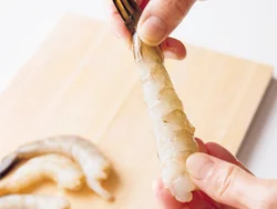 えびを軽く引っ張り筋を少し切ると、揚げたときに丸まり過ぎない