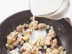 粉がなじんだ具材に牛乳を少しずつ加えて混ぜれば、だまになる失敗なし