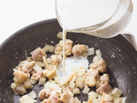 粉がなじんだ具材に牛乳を少しずつ加えて混ぜれば、だまになる失敗なし