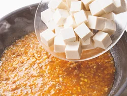 うまみスープで煮る豆腐は、煮詰めて片栗粉で水分を閉じ込めるので、水きり不要