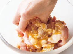 下味をつけた肉にごま油と卵をもみ込み肉をコーティングするからうまみを逃さずやわらか。片栗粉を加えたらさらにもみ込んでころもをまんべんなくつける