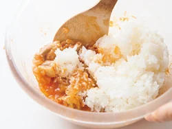 肉とソースの材料を一緒にレンジ加熱して、ご飯を混ぜるだけ。炒めないケチャップライスに。卵液は牛乳と一緒にマヨネーズを加えて混ぜると、油分が全体にまわってふわふわ卵に