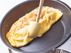 ご飯をのせたら卵は寄せるだけ。包まなくても皿に返して盛れば、キレイな仕上がりに