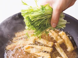 だしの出る素材を先に煮て味をなじませてから、葉ものは最後に投入