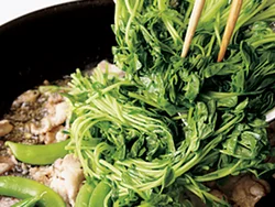 豆苗をさっとゆでてから炒めれば、色つやもよくシャキシャキに仕上がる。