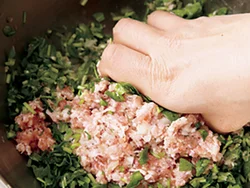 肉に調味料をしっかり混ぜてから豆苗を加えて混ぜると、しんなりとし、なじみがよい。