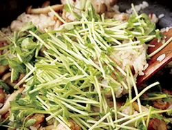 豆苗はかたい茎、葉の順に加えてひと混ぜするだけ。軽く火を通すのがコツ。