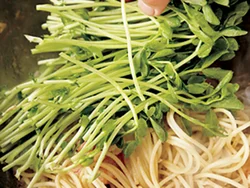 豆苗は仕上げに加えて、あとはしんなりするくらいに炒め合わせればOK。
