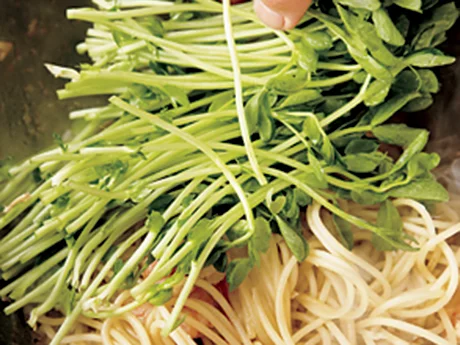 豆苗は仕上げに加えて、あとはしんなりするくらいに炒め合わせればOK。