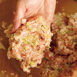 餃子はあんをよく練ったほうがおいしく仕上がる。肉の粒がなくなるまでしっかり練って。