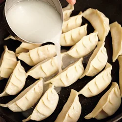 餃子は蒸し焼きにするからおいしく仕上がる。フライパンが大きい場合は、水溶き小麦粉の量を増やして。水分はフライパンの底から1cmくらいの高さまで加えるのが目安。
