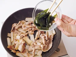 わかめは火を通し過ぎると色合いや風味が損なわれるので、豚肉と大根を炒めたところで加える。