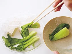 豆腐とチンゲンサイは一緒に電子レンジで加熱し、チンゲンサイを先に取り出して器に盛る。