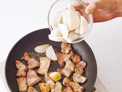 里いもは電子レンジで加熱してから肉を焼きつけたところに加えると、炒める時間が短縮できる。