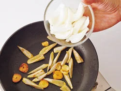 野菜は火の通りにくいものからごぼう、玉ねぎ、さやいんげんの順に、加え、そのつどよく炒める。