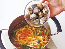 あさりは火を通し過ぎるとかたくなるので、野菜が煮えたところに、冷凍うどんとともに加える。