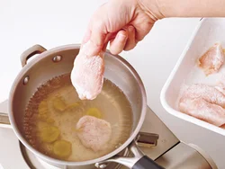 とり肉に片栗粉をまぶして加えると、肉のうまみが閉じ込められ、煮汁にとろみもつく。