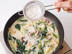 小麦粉を茶こしでふるい入れて混ぜ合わせると、だまにならずにとろみがつく。