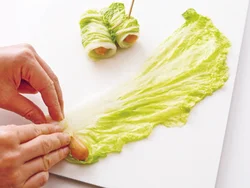 白菜を縦に置き、手前にソーセージを横にしてのせ、ソーセージを芯にして巻く。