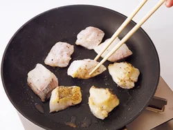 たらは身がくずれやすいので、小麦粉をまぶしつけて両面を焼きつけてから、野菜と炒め合わせる。