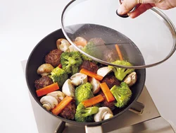 肉だんごから出た脂で野菜をさっと炒め、ふたをして蒸し焼きにし、野菜に火を通す。