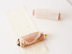 肉で野菜を巻いたものを、さらに春巻きの皮で巻き、表面をカリッと焼いて、簡単春巻きに。
