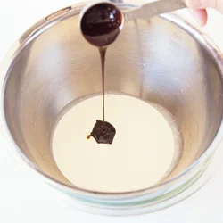 【市販のチョコレートソースで】 温度管理が楽なチョコレートソースを使えば、分離する心配がない。混ぜるだけでチョコレートクリームが完成。
