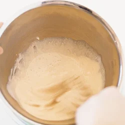 【氷水を当てて混ぜる】 生クリームは、ボウルの底に氷水を当てて冷やしながら混ぜると、きめが細かくなり、チョコレートソースとのなじみもよくなる。