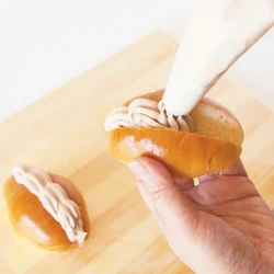 【クリームはたっぷりはさむ】 チョコレートクリームは、たっぷりと絞り出して。絞り出し袋がなければ、スプーンですくってのせてもOK。