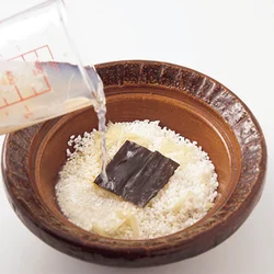 かきの煮汁を水でうすめて、炊飯に使い、かきのうまみたっぷりのご飯にする。さらにうまみをプラスするために昆布ものせて。