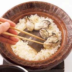 ご飯を蒸らすときに、さっと煮たかきを加える。一緒に蒸すことで、かきにもしっかり火が入り、ふっくらとしたまま仕上がる。