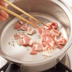 豚肉は最初にごま油で炒めると、ごま油の風味が全体に広がり、力強い味わいに。