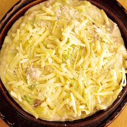 具は加熱ずみなので、全体にぐつぐつして表面がこんがりしたら完成。チーズは粉チーズやスライスチーズでも○。