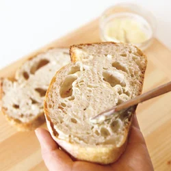 【にんにくマヨネーズがかくし味】 カンパーニュにぬるマヨネーズには、かくし味ににんにくをプラス。風味がよくなり、食材全体の味をまとめてくれる。