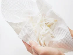 水にさらした玉ねぎは、ペーパータオルで水けをよく拭き取って。生野菜についた余分な水分を取り除くことで、保存性をアップ。
