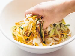 切った野菜は塩もみをして水分を絞っておくと保存性を高めることができる。味が凝縮しておいしさもアップ。