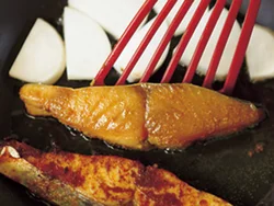 さわらは表になるほうを下にして先に焼き目をつけ、上下を返してから全体に火を通す。