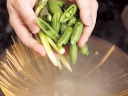 スナップえんどうとアスパラガスはやわらかめのほうがおいしいので、パスタと同時に入れて。