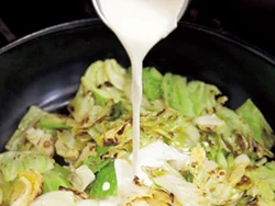 キャベツは炒めず、時々返しながら焼く。こんがりと焼き色がついたら、生クリームを加える。
