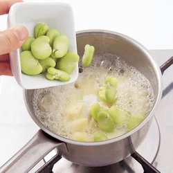 薄皮をむいたそら豆はすぐに火が通るので、新じゃがいもがやわらかくなってから加え、食感を残す。